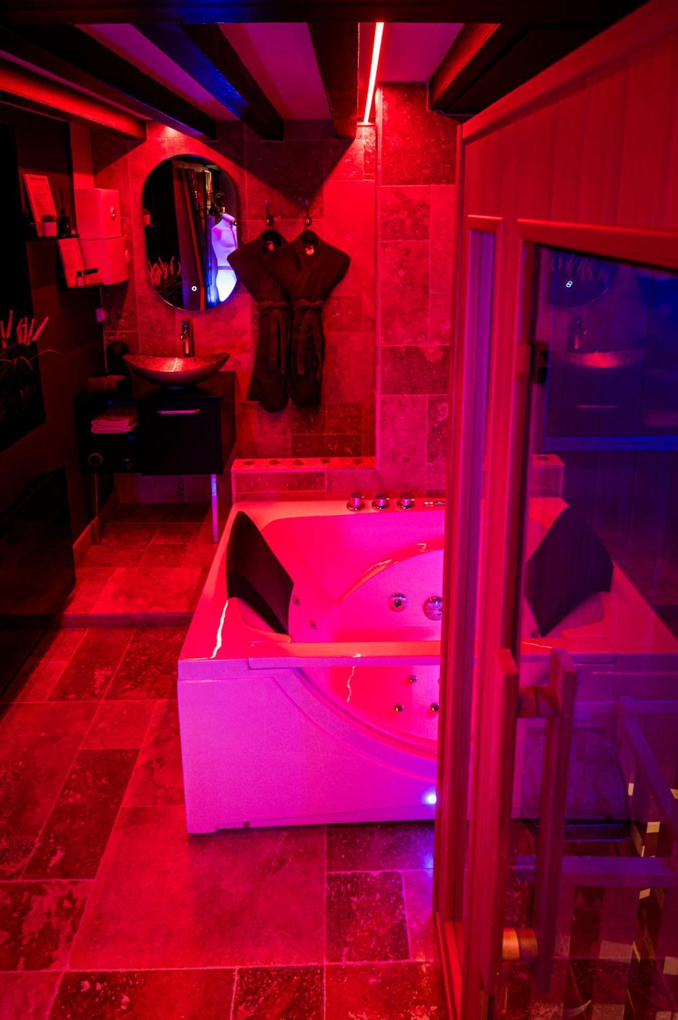 Loveroom Sauna, Balneo, Parking Prive Dans Le Centre De オンフルール 部屋 写真